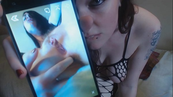 Духтар наворбардории ҷинсӣ бо ҷинси қалбакии ҳафт дюймӣ.