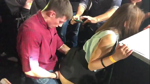 Ҷинси воқеӣ дар клуби шабонаи Русия. Духтари 18-солаи рус дар мақъад ва мањбал дар клуби шабона сих дод